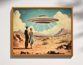 Könnte beinhalten: Ein gerahmter Vintage-Druck zeigt ein Paar, das in einer Wüstenlandschaft auf ein schwebendes UFO blickt. Das Kunstwerk verwendet eine Retro-Farbpalette mit einem beige-braunen Vordergrund, einem blauen Himmel und einer großen, silbernen fliegenden Untertasse, die Lichtstrahlen aussendet.