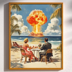 Może przedstawiać: Oprawiony wydruk w stylu vintage przedstawia parę przy stoliku na plaży, pozornie niewzruszoną widokiem grzyba atomowego w oddali. Grafika ma estetykę retro z żywymi kolorami, palmami i spokojnym widokiem na ocean. Para siedzi przy stole z napojami.