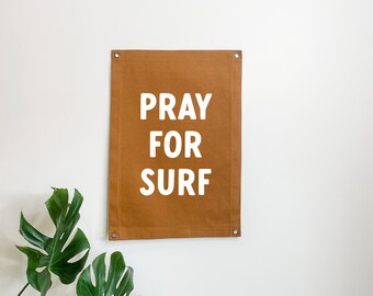 Bandera de lona Pray for Surf, pancarta de lona para decoración del hogar moderna, arte de pared de surfista neutro, dormitorio bohemio, sala de estar costera, sala de juegos de surfistas