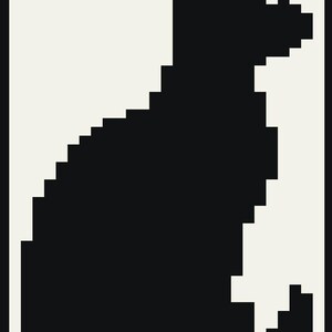 Puede incluir: Silueta negra de un gato pixelado sobre un fondo crema. El gato está sentado con la cola enrollada. La imagen tiene una estética retro y minimalista, que recuerda a los gráficos de 8 bits.