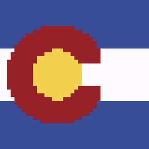 Puede incluir: Una representación pixelada de la bandera del estado de Colorado. El diseño presenta un campo azul en la parte superior e inferior, una franja blanca en el centro y una 'C' roja que encierra un disco dorado en el lado izquierdo.
