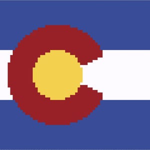 以下が含まれることがあります： コロラド州の旗は、青、白、青の3本の水平ストライプのデザインです。赤い「C」の形が中央の黄色の円盤を囲み、州のエンブレムを表しています。