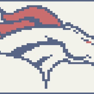 Puede incluir: Imagen pixelada de una cabeza de caballo, el logotipo de los Denver Broncos. El caballo es blanco con una melena roja y un contorno azul. El fondo es blanquecino, con un borde azul.