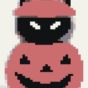 Op de afbeelding: Pixelafbeelding met Halloween-thema van een pompoen met een zwarte katten-silhouet. De pompoen is rood-oranje van kleur met een uitgesneden gezicht. De ogen van de kat zijn wit. De achtergrond is lichtbeige.