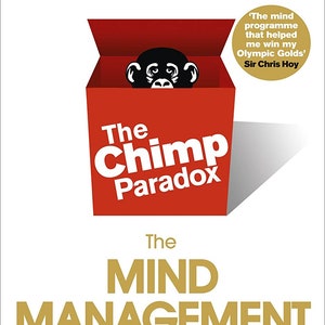 Może przedstawiać: Okładka książki z czerwonym pudełkiem, w którym znajduje się kreskówkowy szympans. Tytuł to "The Chimp Paradox", a podtytuł to "The Mind Management Programme for Confidence, Success and Happiness".