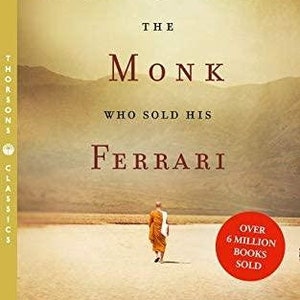 Op de afbeelding: De monnik die zijn Ferrari verkocht van Robin Sharma, een bestseller met een omslag waarop een man in oranje gewaden te zien is die over een zandstrand loopt.