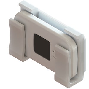 以下が含まれることがあります： モバイルホットスポットデバイス用の白いプラスチック製の壁掛け。マウントには、デバイスを所定の位置に保持する2つのクリップがあります。デバイスには黒い画面があります。