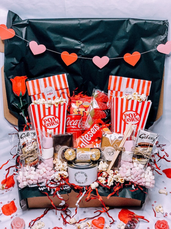 BOÎTE DE FILM COUPLES Soirée de rendez-vous Soirée cinéma Kit Smores Panier  alimentaire Anniversaire Saint Valentin Cadeau chocolat Cadeau pour les  couples -  Canada