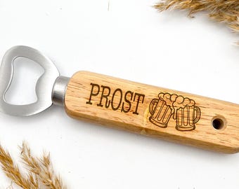 Flaschenöffner aus Holz – „PROST“ Motiv mit Bierkrügen | Gravur-Geschenk für Männer, Vatertag, Geburtstag, Hochzeit, Junggesellenabschied