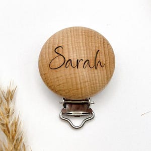 Personalisierter Holzclip mit Namen | 30mm oder 35mm | Schnullerketten Clip | Holzclip für Babygeschenke | Wunschgravur wählbar