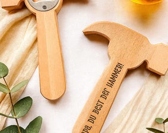 Personalisierter Flaschenöffner aus Buchenholz – Hammer Design | Graviert | Geschenk für Männer | Nachhaltig | Bar Zubehör
