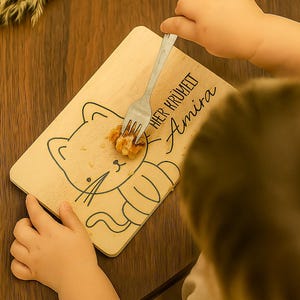 Personalisiertes Kinderbrettchen aus Holz | Hier krümelt + Name und Lieblingstier | Frühstücksbrett mit Gravur | Geschenk für Kinder image 2