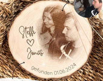 Personalisierte Holzscheibe mit Foto und Gravur | Geschenk zur Hochzeit oder Jahrestag | mit Wunschtext | Unikat aus echter Baumscheibe