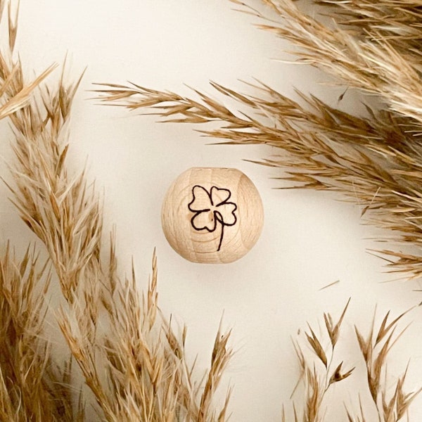 Holzperlen mit Gravur | KLEEBLATT | Engraved Wood pearls | Makramee Perlen