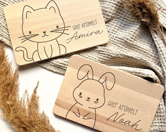 Personalisiertes Kinderbrettchen aus Holz | Hier krümelt + Name und Lieblingstier | Brühstücksbrett mit Gravur | Geschenk für Kinder