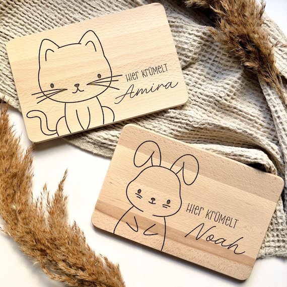 Personalisiertes Kinderbrettchen aus Holz | Hier krümelt + Name und Lieblingstier | Frühstücksbrett mit Gravur | Geschenk für Kinder