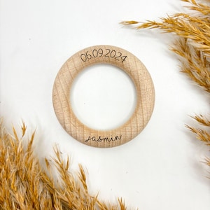Personalisierter Holzring mit Name & Datum  | Gravur |  Buche, naturbelassen |34–100 mm | Geschenk zur Geburt, DIY, Makramee