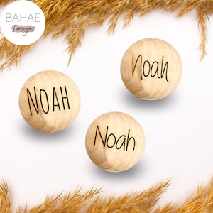 Personalisierte Holzperle mit Name / Buchenholz Made in Germany / 12–20mm / Graviert ein-/beidseitig / Bestseller