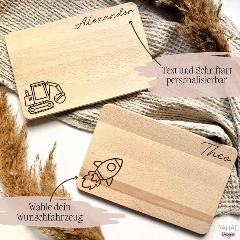 Peut inclure: Deux planches &agrave; d&eacute;couper rectangulaires en bois avec des motifs grav&eacute;s. L'une pr&eacute;sente une excavatrice et le nom "Alexander", l'autre une fus&eacute;e et le nom "Theo". Le texte sur l'image dit "Texte et police personnalisables" et "Choisissez votre v&eacute;hicule souhait&eacute;".