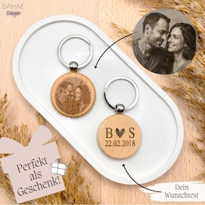 Schlüsselanhänger mit Fotogravur | rund aus Holz | personalisiert mit Bild & Rückseitentext | Geschenk für Partner, Familie, Jahrestag