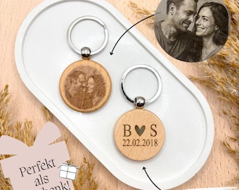 Schlüsselanhänger mit Fotogravur | rund aus Holz | personalisiert mit Bild & Rückseitentext | Geschenk für Partner, Familie, Jahrestage
