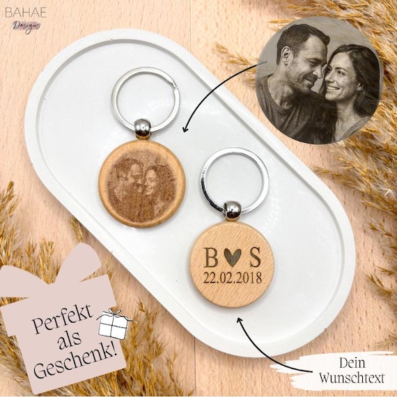Schlüsselanhänger mit Fotogravur | rund aus Holz | personalisiert mit Bild & Rückseitentext | Geschenk für Partner, Familie, Jahrestag