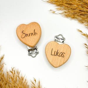 Herz Holzclip mit Gravur | personalisiert mit Name | Schnullerkettenclip 37×37 mm | wählbare Öse | Baby DIY Clip