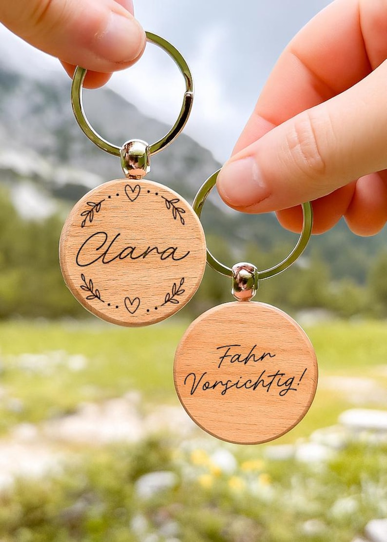 Schlüsselanhänger Holz | Wunschname mit Bordüre | Rückseite mit Wunschtext | personalisiertes Geschenk für Mama, Freundin, Partner Vor- und Rückseite