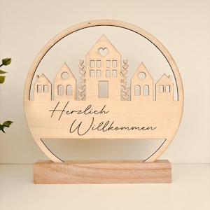 Personalisierbares Willkommensschild aus Holz | Deko mit Hausmotiv und Wunschtext | mit Standfuß | versch. Größen | Geschenk zum Einzug