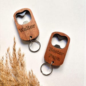 Personalisierter Flaschenöffner-Schlüsselanhänger aus dunklem Holz | Wunschtext und Schriftart | Geschenk für Papa, Männer und Freunde