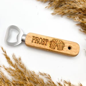 Flaschenöffner aus Holz – „PROST“ Motiv mit Bierkrügen | Gravur-Geschenk für Männer, Vatertag, Geburtstag, Hochzeit, Junggesellenabschied