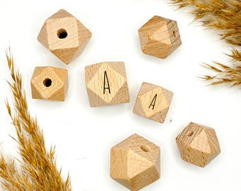 Hexagon Holzperlen mit Gravur | 16mm oder 20mm | 1–4 Seiten | Buchstaben, Zahlen, Symbole | Naturholz | DIY Babyartikel