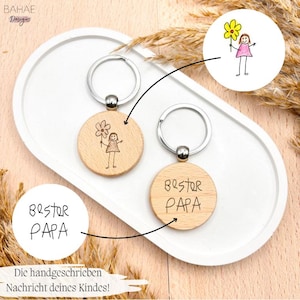 Schlüsselanhänger mit Kinderzeichnung | Gravur aus Kinderhand | Geschenk für Papa, Mama, Opa, personalisiert mit Text auf Rückseite