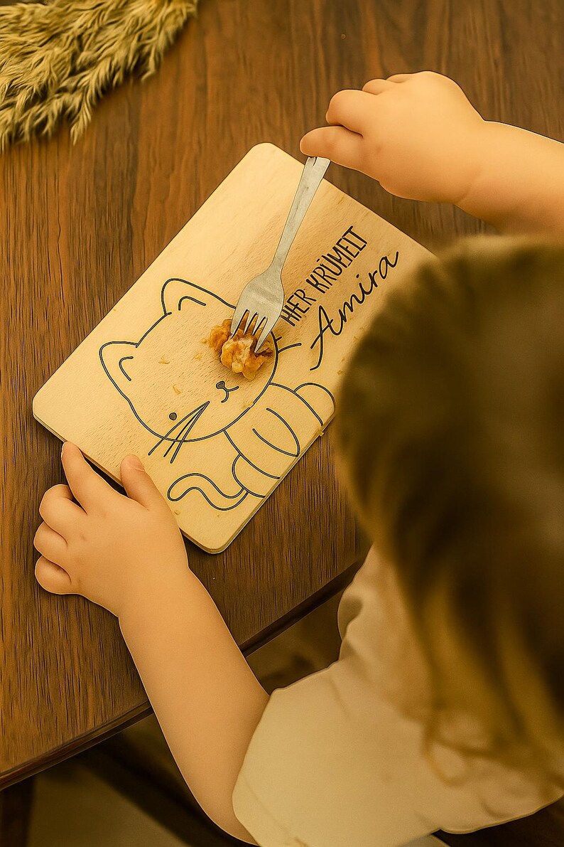Personalisiertes Kinderbrettchen aus Holz | Hier krümelt + Name und Lieblingstier | Frühstücksbrett mit Gravur | Geschenk für Kinder image 2