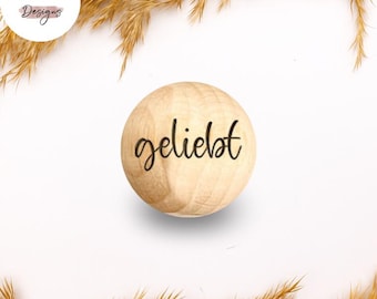 Holzperle mit Motiv | GELIEBT | Naturholz Buche 12–30mm | CE-konform | DIY Babygeschenk & Schnullerkette