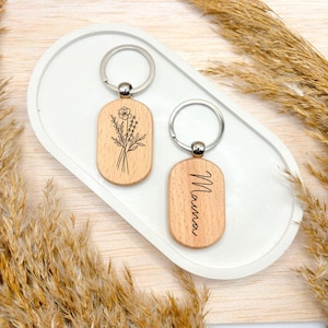 Personalisierter Holz-Schlüsselanhänger mit Gravur | Blumenmotiv & Wunschname | Geschenk für Mama, Freundin, Frauen