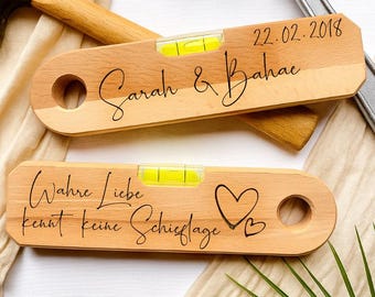 Personalisierte Wasserwaage aus massiven Buchenleimholz | Gravur mit Namen & Datum | Geschenk Hochzeit, Jahrestag, Valentinstag, Einzug