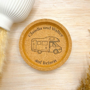 Personalisierter Korkuntersetzer mit Wohnmobil | Camping Geschenk für Paare | Namen graviert | Geschenk Wohnmobil Urlaub