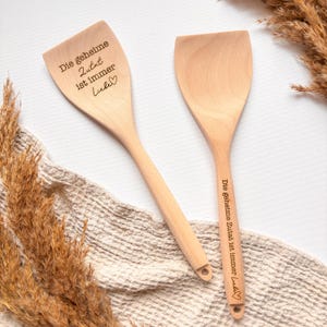 Pfannenwender aus Buchenholz | „Die geheime Zutat ist immer Liebe“ | Gravur wählbar: Griff oder Fläche | Geschenk für Mama und Köche
