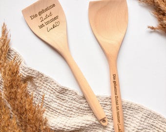 Pfannenwender aus Buchenholz | „Die geheime Zutat ist immer Liebe“ | Gravur wählbar: Griff oder Fläche | Geschenk für Mama und Köche