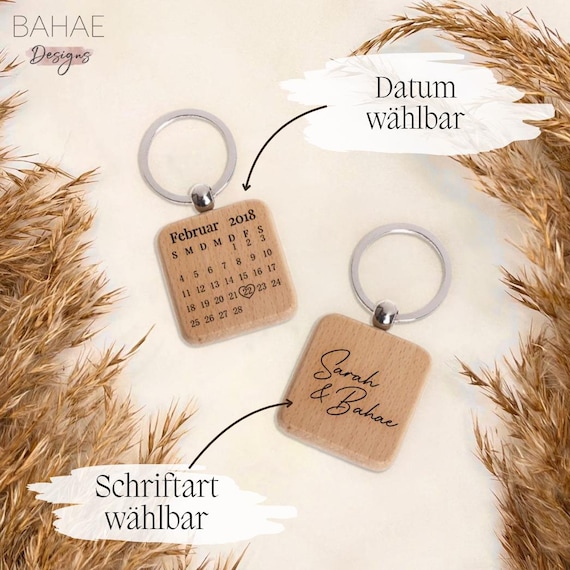 Personalisierter Kalender Schlüsselanhänger aus Holz | Gravur mit Wunschdatum & Namen | Geschenk zur Hochzeit, Geburt, Jahrestag