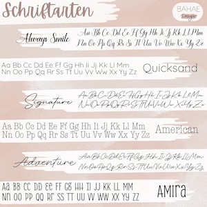 K&ouml;nnte beinhalten: Ein hellrosa Hintergrund zeigt verschiedene Schriftarten mit ihren Alphabeten. Die Schriftarten umfassen "Always Smile", "Quicksand", "Signature", "American", "Adventure" und "Amira". Das Wort "Schriftarten" steht oben.