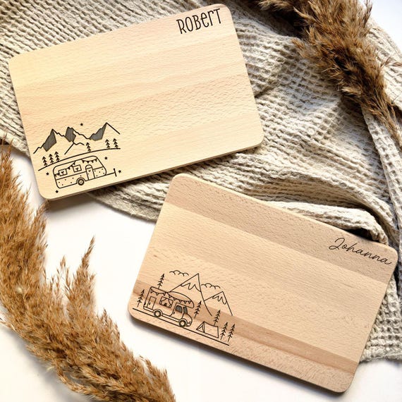 Personalisiertes - Frühstücksbrettchen aus Buchenholz | Camping-Motiv & Name lasergraviert | Geschenk für Wohnmobil- und Outdoor-Fans