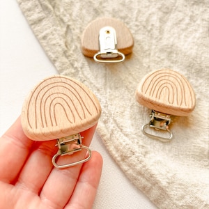 Schnullerclip Holz Regenbogen | naturbelassen | Clip mit Gravur für Schnullerkette und DIY Babyzubehör