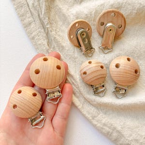 Schnullerclip Holz rund | mit 3 Belüftungslöchern | naturbelassen | 30 mm oder 35 mm | Clip für Schnullerketten und DIY Babyzubehör