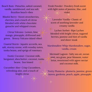 K&ouml;nnte beinhalten: Ein violetter und orangefarbener Hintergrund mit goldenen Sternsymbolen und einer Liste von Duftbeschreibungen, darunter Beach Bum, Blissful Berry, Citrus Volcano, Coastal Storm, Exotic Coconut, Cucumber Aloe, Fresh Powder, Lavender Vanilla, Lychee Sorbet, Marshmallow Whip, Mermaid Lagoon und Pretty Plumeria.