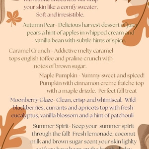 K&ouml;nnte beinhalten: Eine beige Informationstafel mit braunen und orangefarbenen Blattillustrationen. Der Text listet Duftbeschreibungen auf: Amber Sugar, Autumn Pear, Caramel Crunch, Maple Pumpkin, Moonberry Glaze und Summer Spirit, mit Details zu verschiedenen Duftnoten.