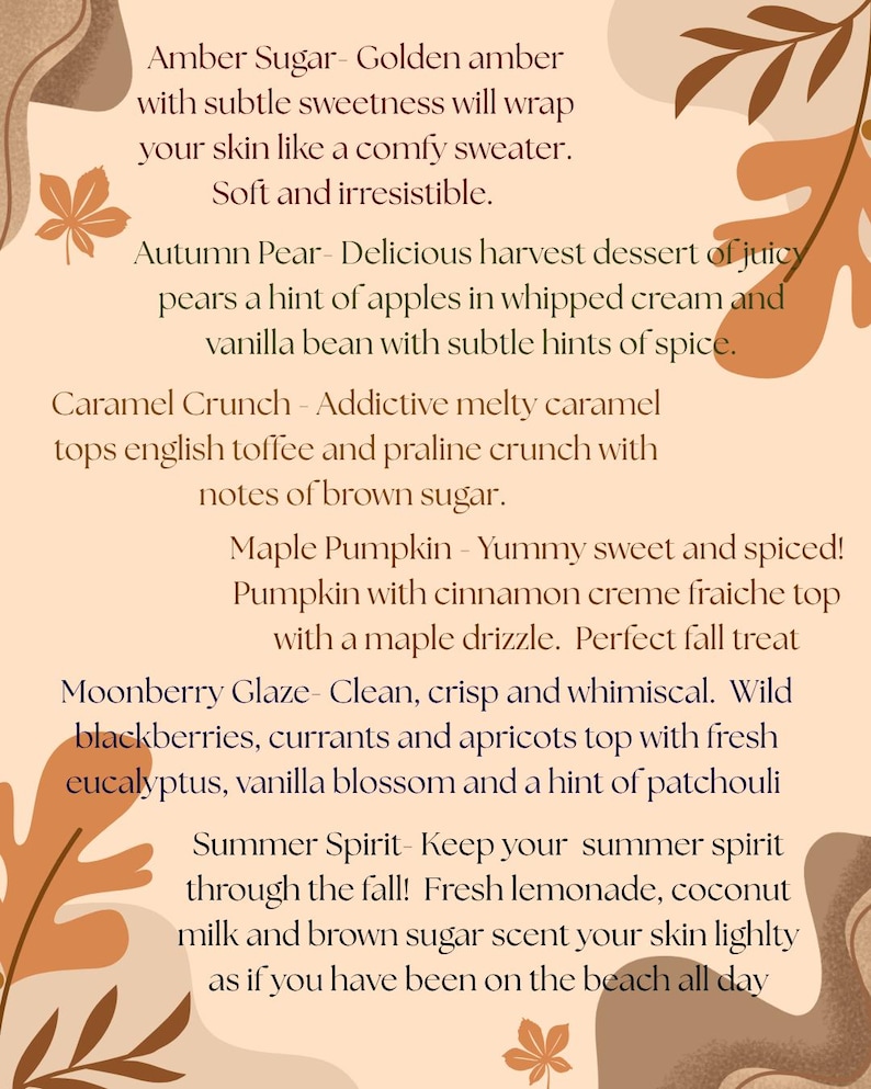 K&ouml;nnte beinhalten: Eine beige Informationstafel mit braunen und orangefarbenen Blattillustrationen. Der Text listet Duftbeschreibungen auf: Amber Sugar, Autumn Pear, Caramel Crunch, Maple Pumpkin, Moonberry Glaze und Summer Spirit, mit Details zu verschiedenen Duftnoten.