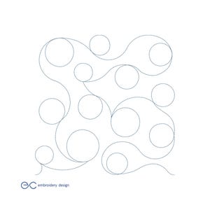 Può includere: Un disegno di ricamo digitale che presenta uno schema di cerchi e vortici sovrapposti. Il disegno è delineato con filo blu ed è adatto per trapunte o altri progetti di ricamo.