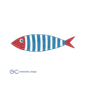 Könnte beinhalten: Ein Stickmuster eines Fisches mit rotem Kopf und roter Schwanzflosse sowie einem blau-weiß gestreiften Körper. Der Fisch hat ein einzelnes Auge mit blauer Pupille und weißer Sklera. Der Text "ec embroidery design" steht in Blau unter dem Fisch.